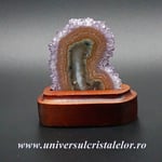 Felie ametist pe suport de lemn