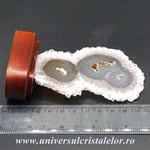 Felie ametist pe suport de lemn