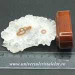 Felie ametist pe suport de lemn