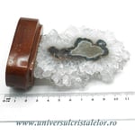 Felie ametist pe suport de lemn