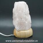 Lampa cuart roz pe suport de lemn