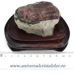 Turmalina roz pe suport de lemn