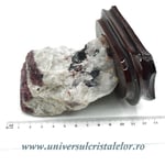 Turmalina roz pe suport de lemn