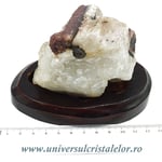 Turmalina roz pe suport de lemn