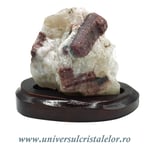 Turmalina roz pe suport de lemn