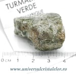 Turmalina verde pe suport de lemn