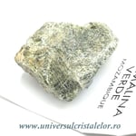 Turmalina verde pe suport de lemn