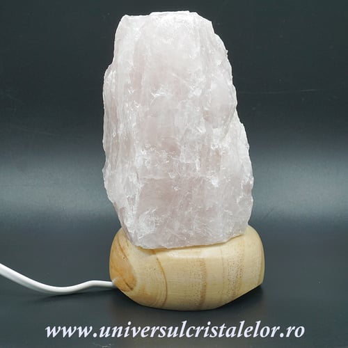 Lampa cuart roz pe suport de lemn