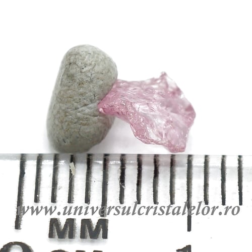 Spinel roz mineral unicat m1