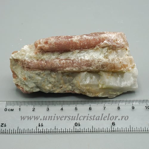 Turmalina roz in cuart