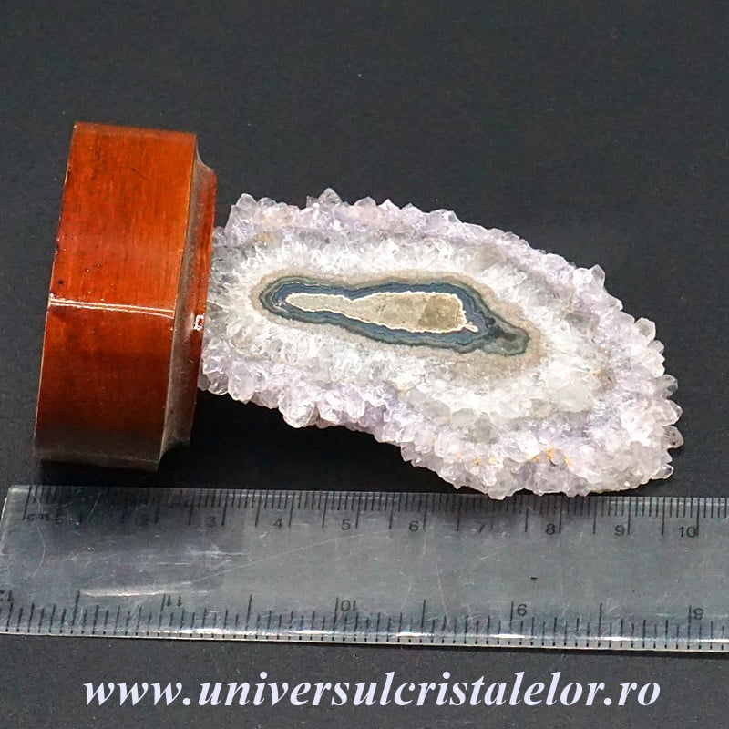 Felie ametist pe suport de lemn