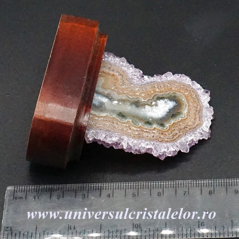 Felie ametist pe suport de lemn