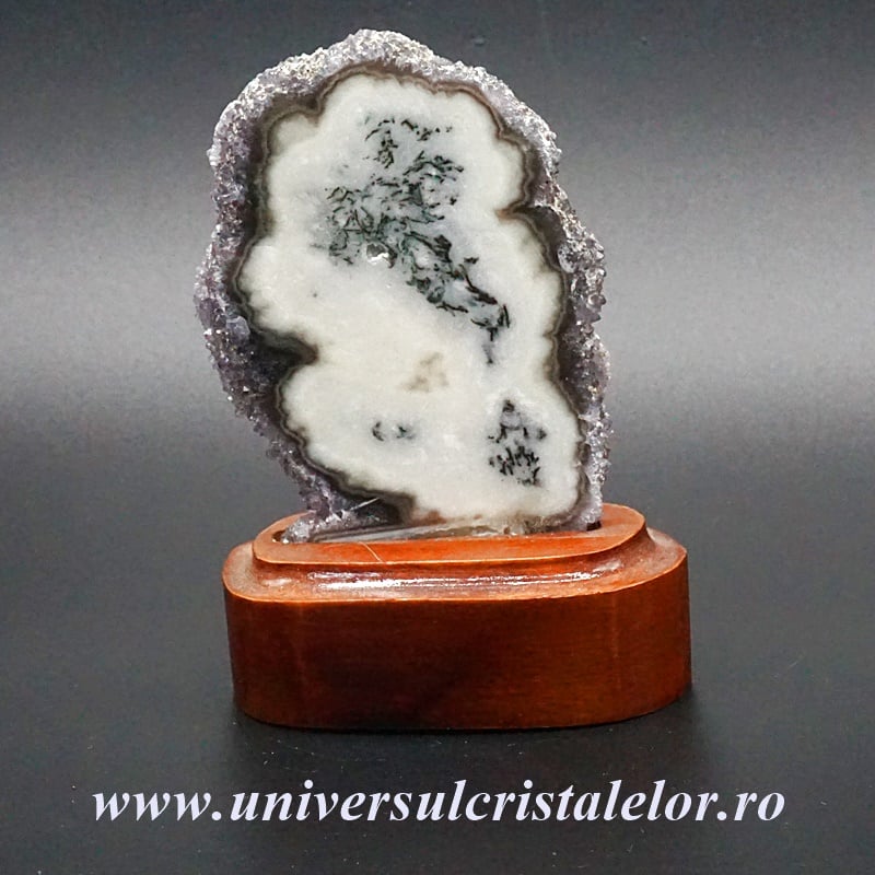 Felie ametist pe suport de lemn