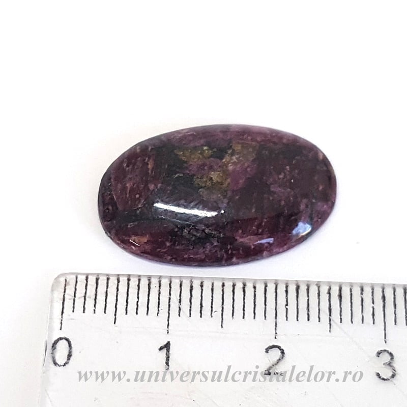 Eudialit cabochon