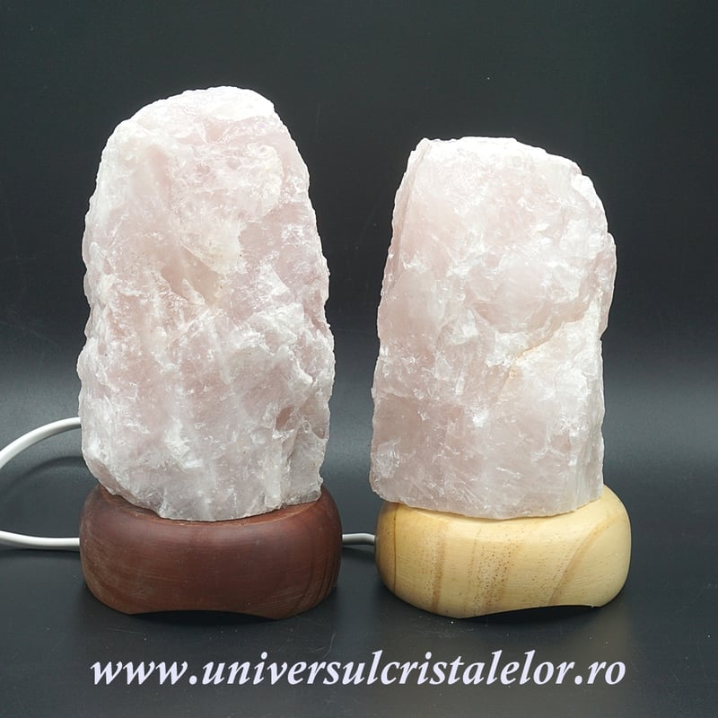 Lampa cuart roz pe suport de lemn