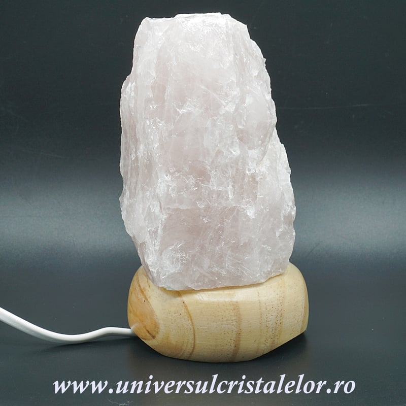 Lampa cuart roz pe suport de lemn