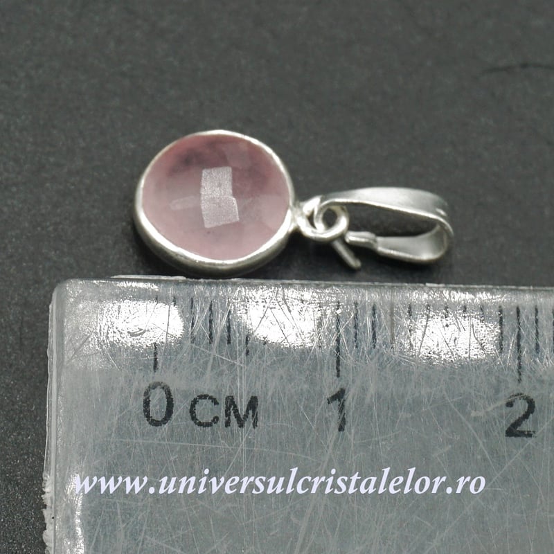Pandantiv cuart roz rotund fatetat - 9 mm