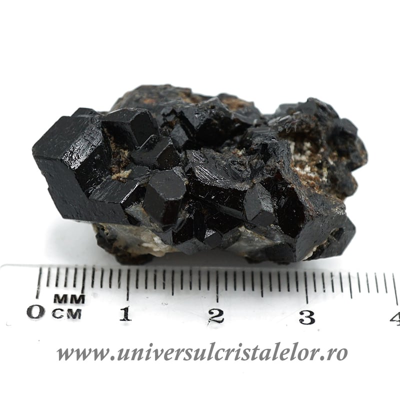 Granat negru ( melanit )