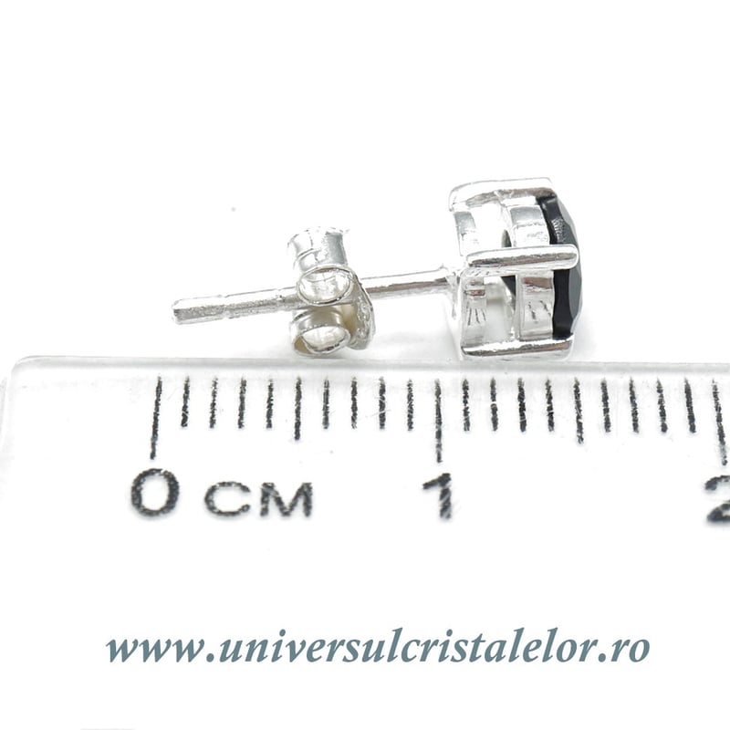 Cercei onix negru rotund fatetat tip surub (studs)