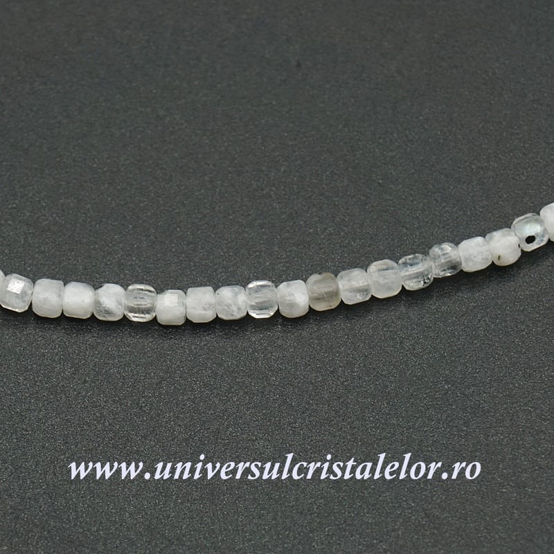 Colier piatra lunii alba cub fatetat - 2,5mm