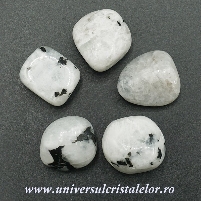 Piatra lunii alba piatra rulata