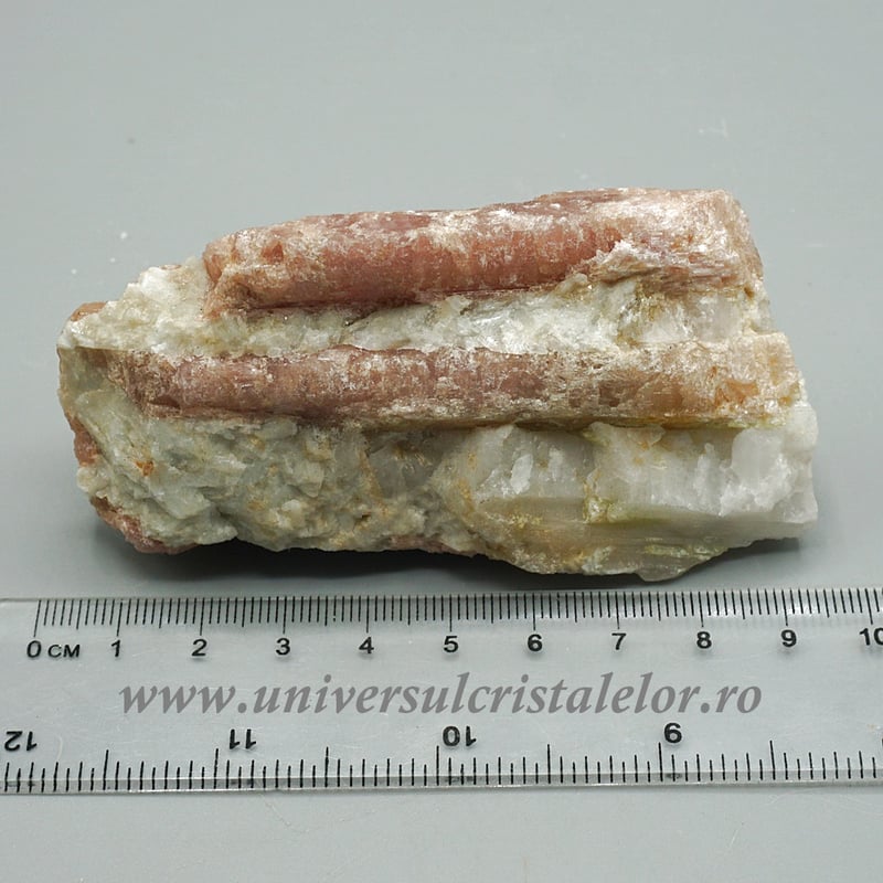 Turmalina roz in cuart