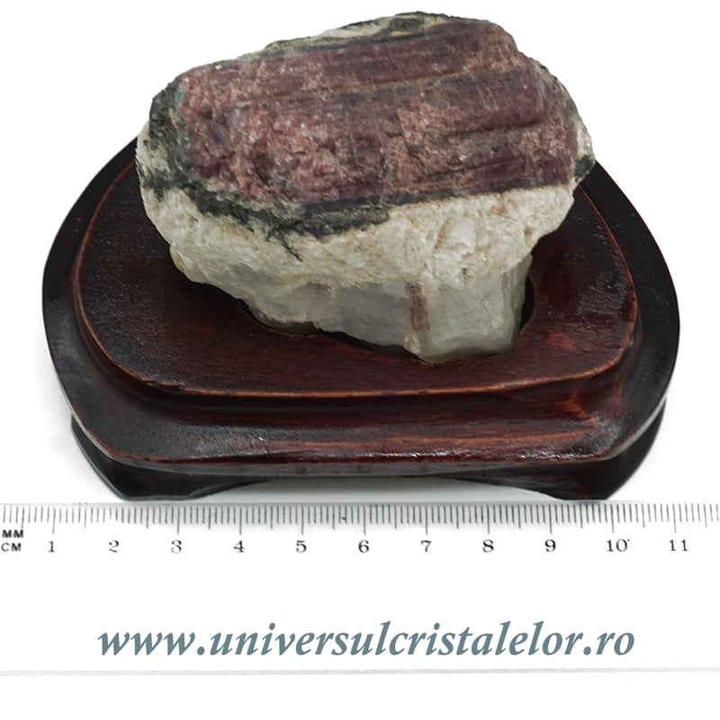 Turmalina roz pe suport de lemn