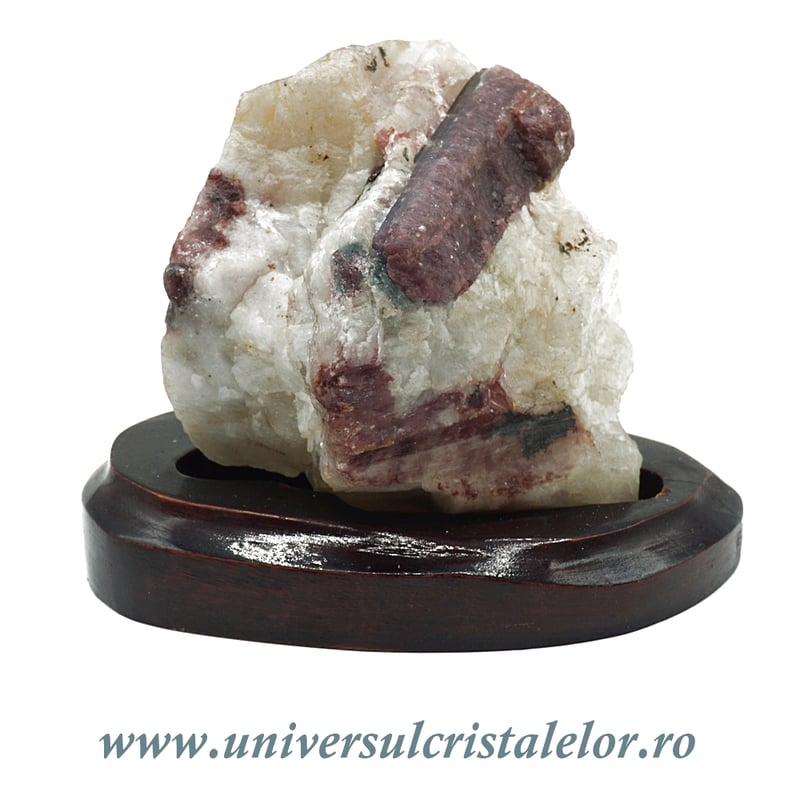 Turmalina roz pe suport de lemn