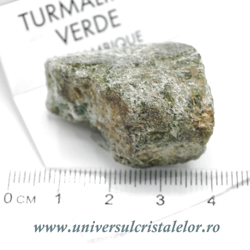 Turmalina verde pe suport de lemn