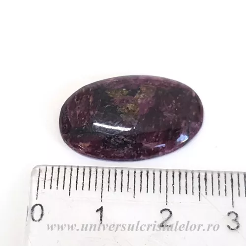 Eudialit cabochon Eudialit cabochon