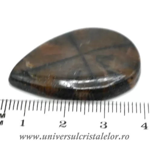 Cabochon chiastolit