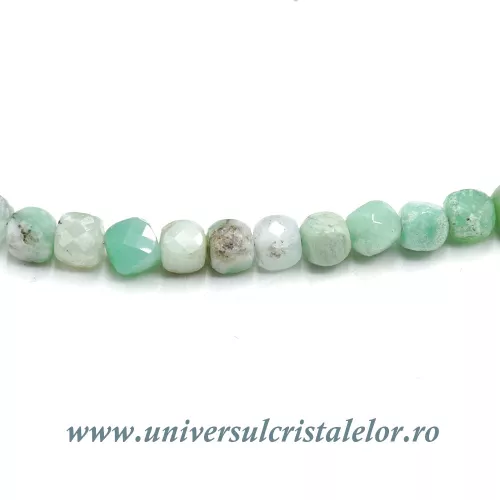 Colier crisopraz cub fatetat - 4,3 mm Colier crisopraz cub fatetat - 4,3 mm