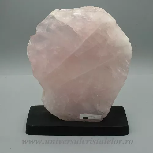 Cuart roz pe suport de lemn