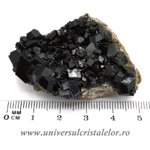 Granat negru ( melanit )