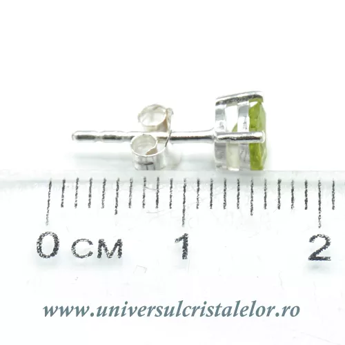 Cercei peridot rotund fatetat tip surub (studs) Cercei peridot rotund fatetat tip surub (studs)