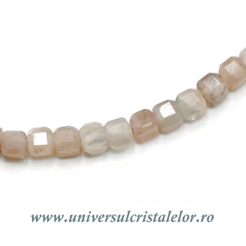Bratara piatra lunii cub fatetat - 3 mm Bratara piatra lunii cub fatetat - 3 mm
