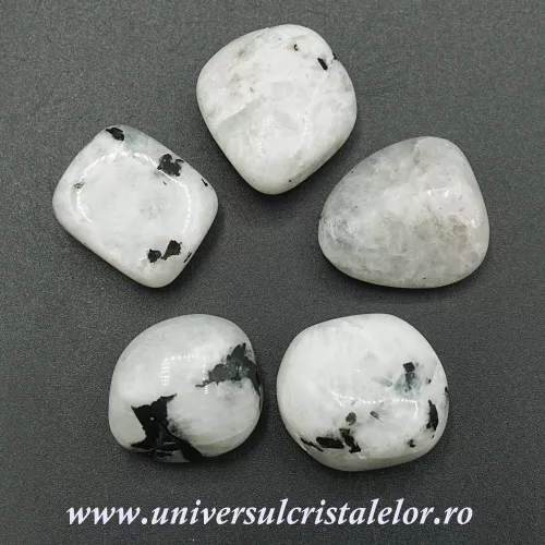 Piatra lunii alba piatra rulata Piatra lunii alba piatra rulata
