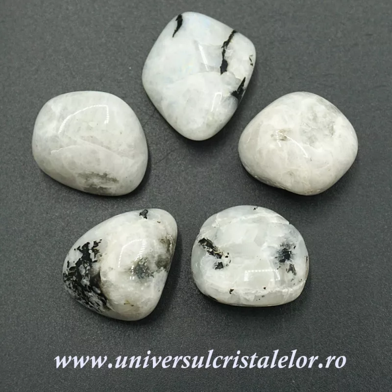 Piatra lunii alba piatra rulata Piatra lunii alba piatra rulata
