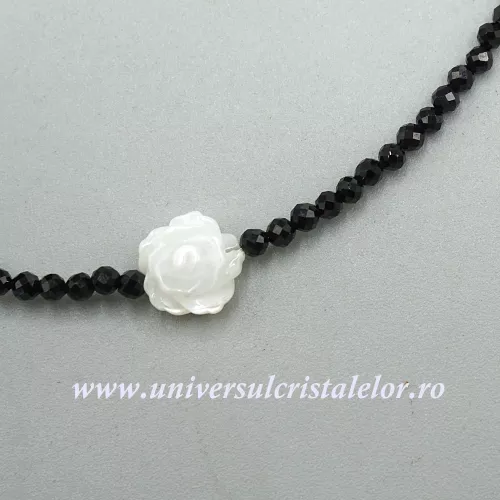 Colier spinel cu sidef trandafir Colier spinel cu sidef trandafir