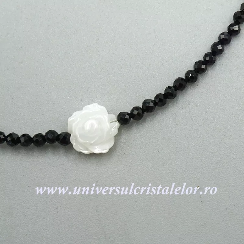 Colier spinel cu sidef trandafir Colier spinel cu sidef trandafir