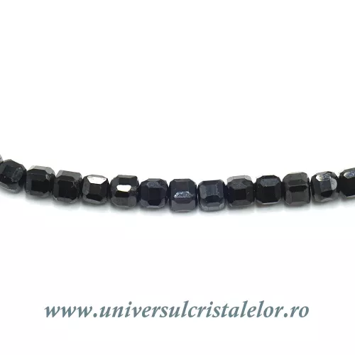 Colier spinel cub fatetat - 3,2 mm Colier spinel cub fatetat - 3,2 mm