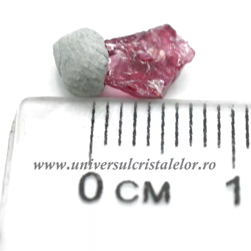 Spinel rosu mineral unicat m1