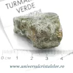 Turmalina verde pe suport de lemn Turmalina verde pe suport de lemn