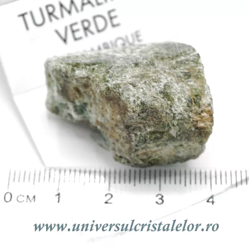 Turmalina verde pe suport de lemn Turmalina verde pe suport de lemn