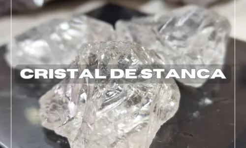 Cristalul de Stâncă – Maestrul Tăcut al Luminii