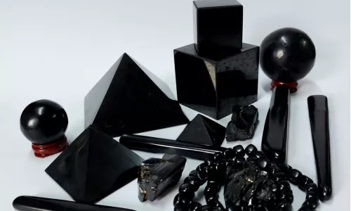 Shungitul- un cristal negru stralucitor