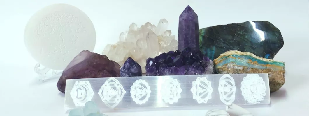 10 Cristale perfecte pentru Chakra Coroanei 10 Cristale perfecte pentru Chakra Coroanei